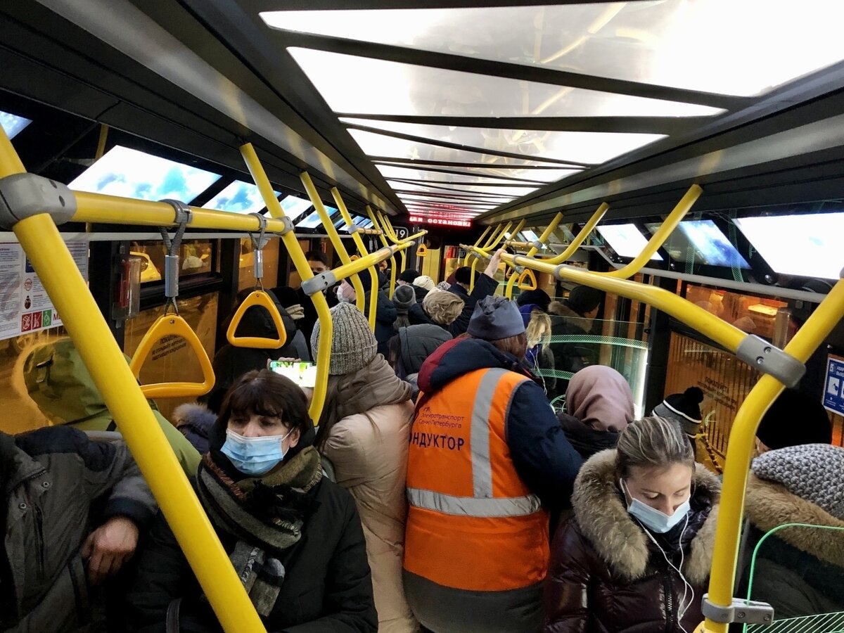 Проезд в транспорте в питере. Подростки в общественном транспорте. Безбилетники в транспорте. Безбилетник в автобусе. Дети безбилетники в автобусе.