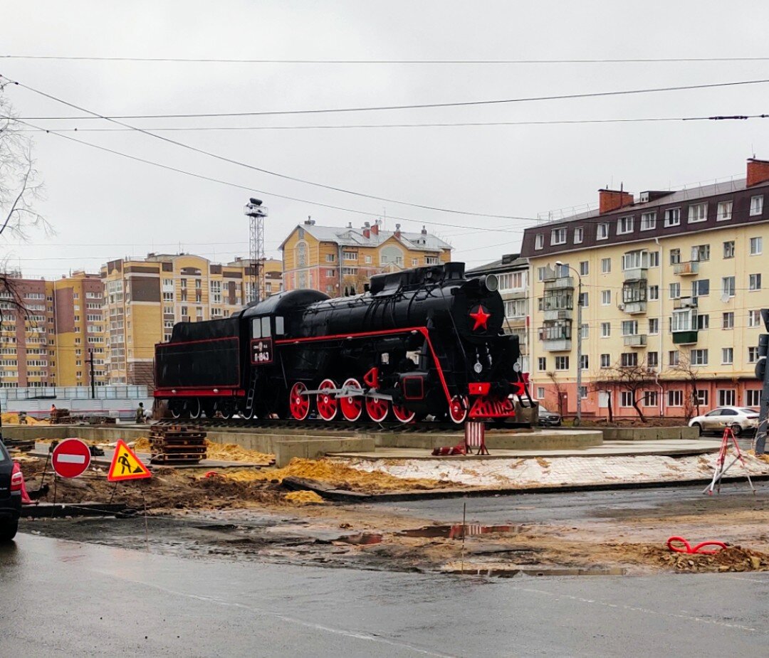 Ретро-паровоз на Привокзальной площади Йошкар-Олы 