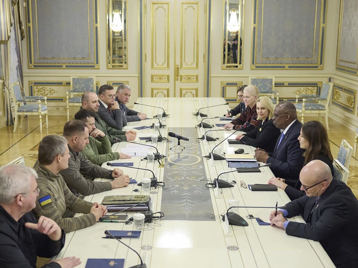    Президент Украины и глава Пентагона Ллойд Остин во время встречи в Киеве© AP Photo / Ukrainian Presidential Press Office