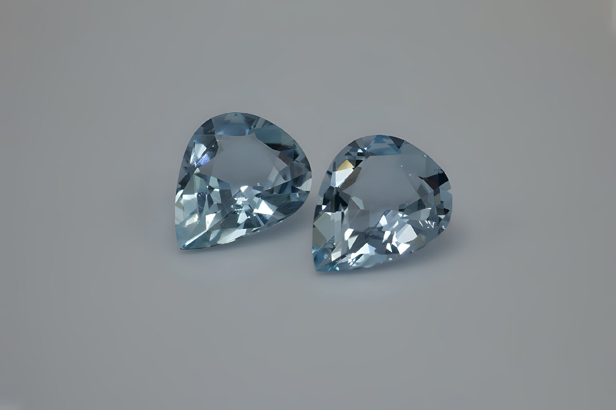 Пара натуральных аквамаринов в огранке "груша". Источник mjbgems.com