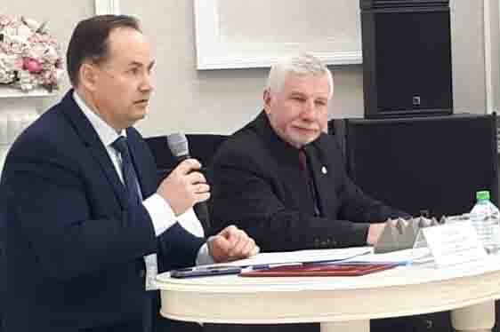 Подписание соглашения между Государственным историческим архивом Сахалинской области (директор Сергей Чарочкин – слева) и Российским госархивом ВМФ (директор Валентин  Смирнов).