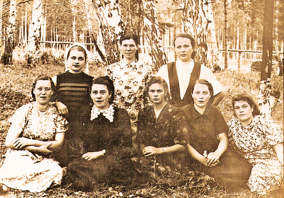 Доярки. Участницы ВДНХ: Альбина Глушкова (вторая слева в нижнем ряду), Вера Матяш (третья слева во втором ряду)