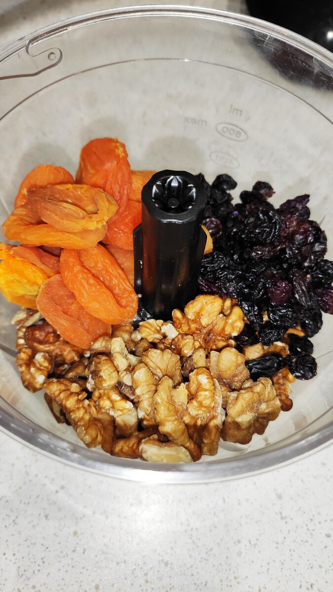 Ингредиенты в измельчитель, мёд в конце, желательно жидкий, если густой, можно (немного) подогреть его на водяной бане.