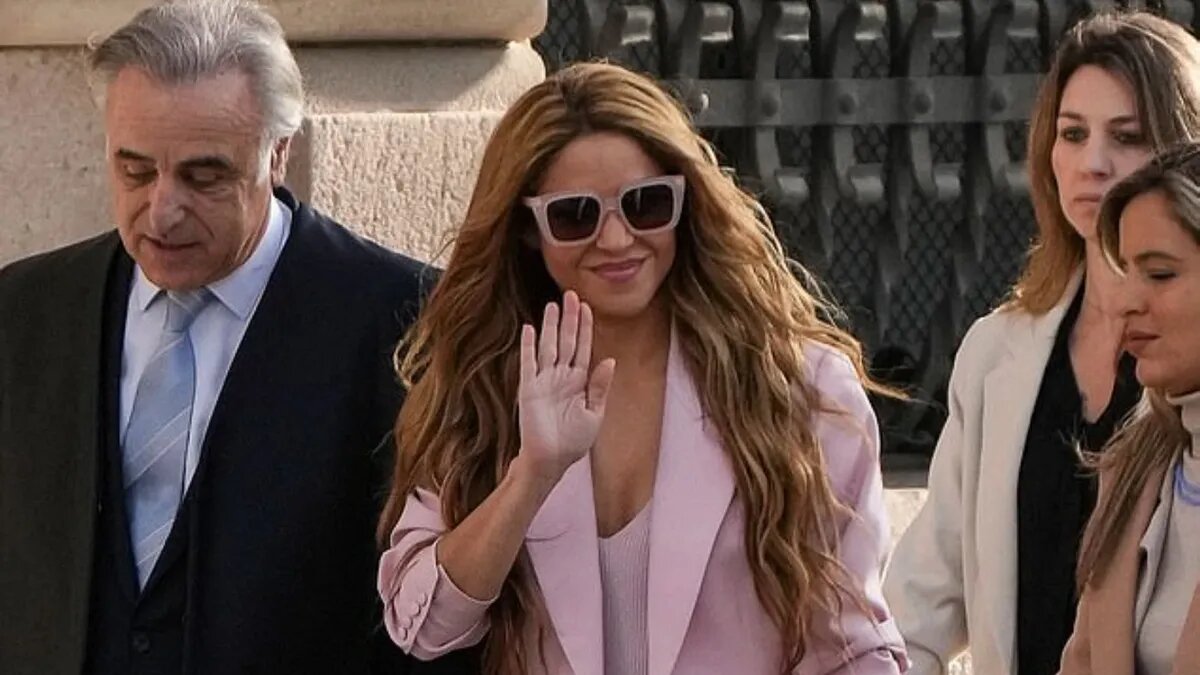 Колумбийская певица Шакира была оштрафована на 6,4 млн. фунтов стерлингов в рамках сделки с властями Испании, чтобы избежать тюремного заключения и суда по делу о налоговом мошенничестве на сумму 12,5 млн. фунтов стерлингов. Фото: Getty