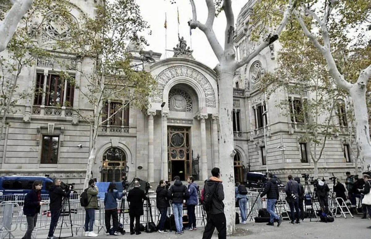Представители СМИ собрались у здания Аудиенсии Барселоны, чтобы осветить процесс по делу Шакиры, обвиняемой в налоговом мошенничестве, 20 ноября/ Фото: Getty