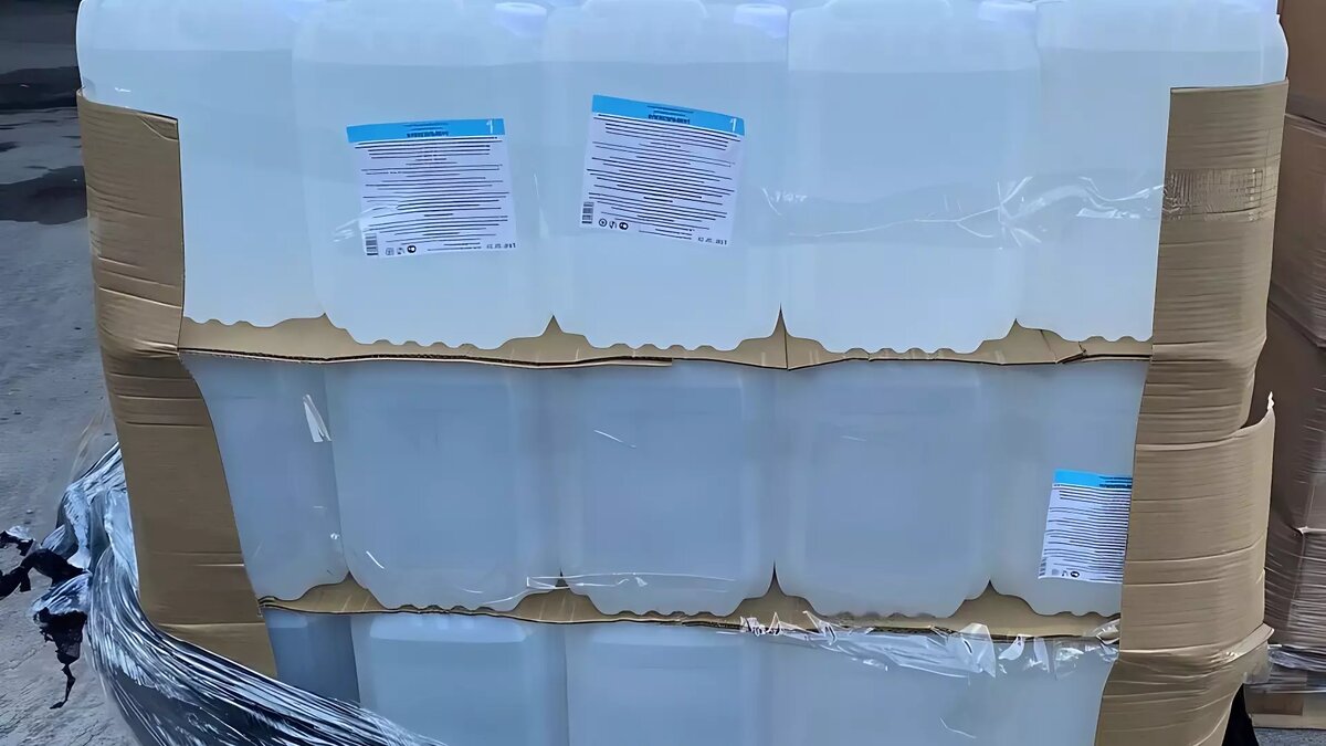     В Красноярске задержали двух мужчин за продажу нелегального алкоголя. При обыске в местах, где хранили спиртное, оперативники нашли 11,5 тысячи литров без акцизного алкоголя почти на 7,4 миллиона рублей.