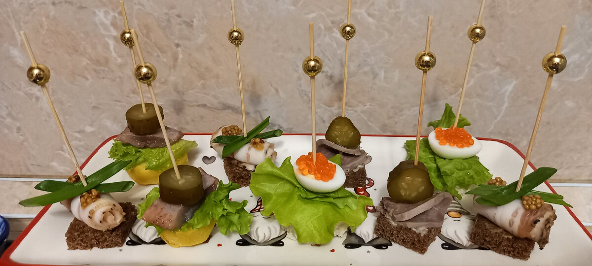 С салом, огурчиком, языком, икрой-в русском стиле.