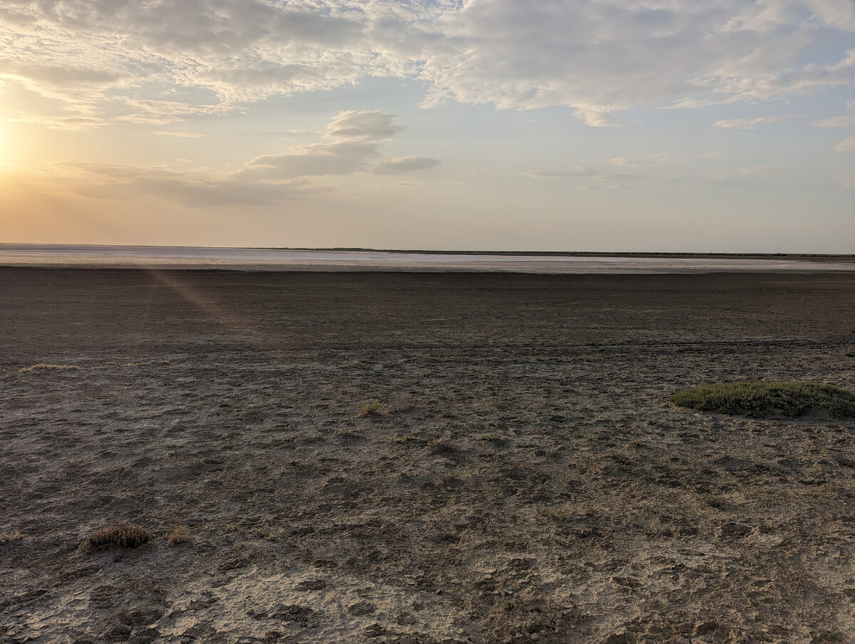 Пустынные степи Колмыкии  с невероятно жарким солнцем. На ночевку было решено оставноиться у оз. Кочубей. На карте оно казалось более гостеприимным, чем на самом деле. Воды не было, очень грустное поселение из нескольких домов по пути, Романтики не было ни капли(( пока пожарили свежую рыбу опустилась ночь и как в кино "Хроники Риддика" налетела туча мошкары, всяких разных размеров и окрасов. Утром бежали, быстрее рассвета