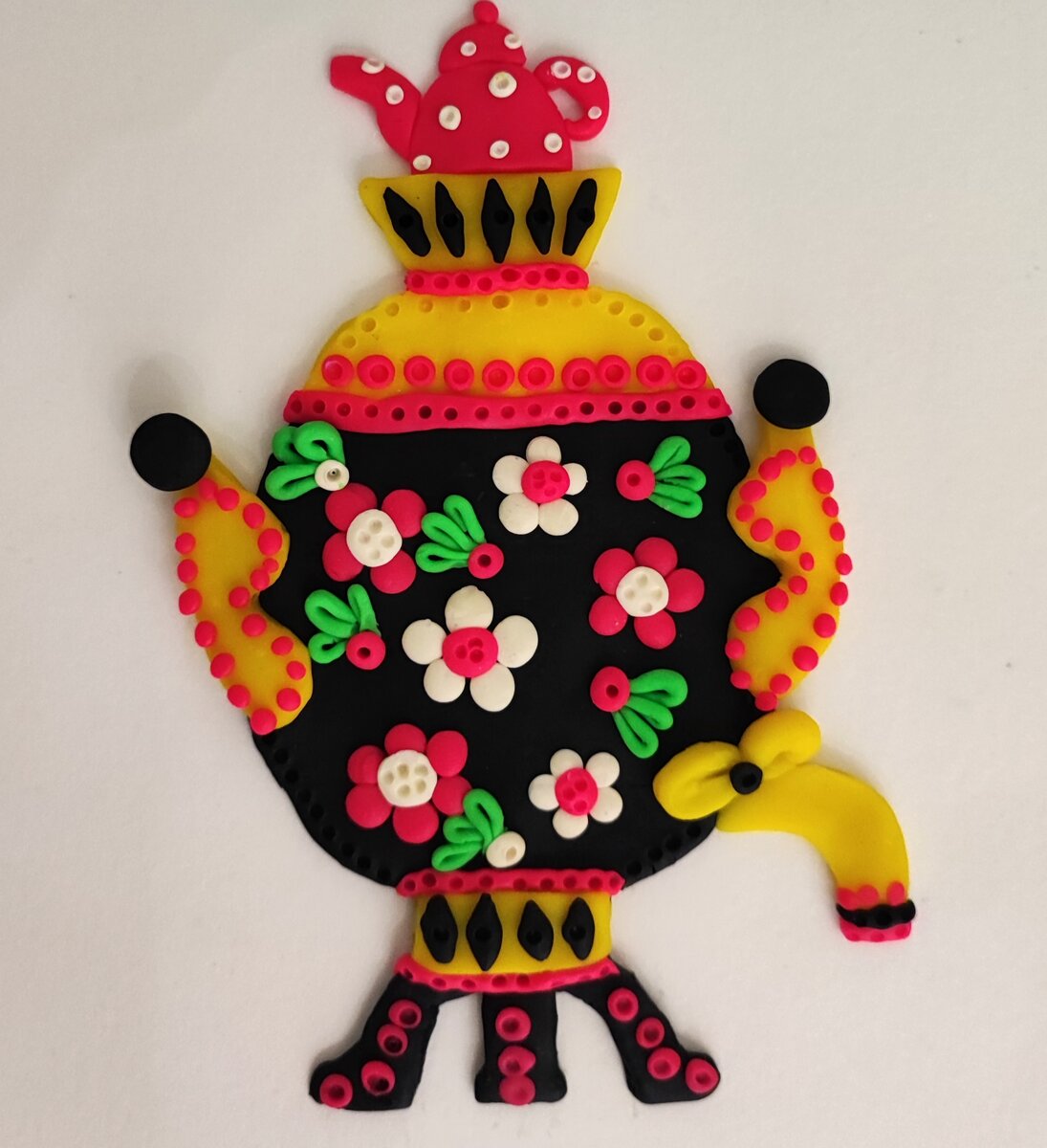 Готовый вариант аппликации из пластилина на картоне Праздничный самовар.