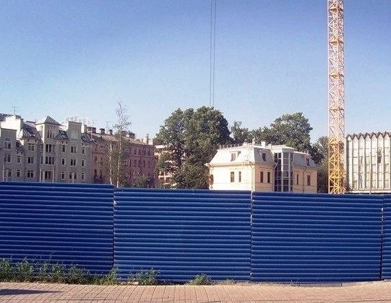 Территорию строительства положено огородить. Масоны, когда переустраивают территорию они тоже ее огораживают так называемым "Железным занавесом".