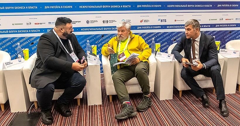 Владимир Бурковский, президент Федерации рестораторов и отельеров России Игорь Бухаров и Андрей Гончаров обсуждают новосибирское нововведение. 