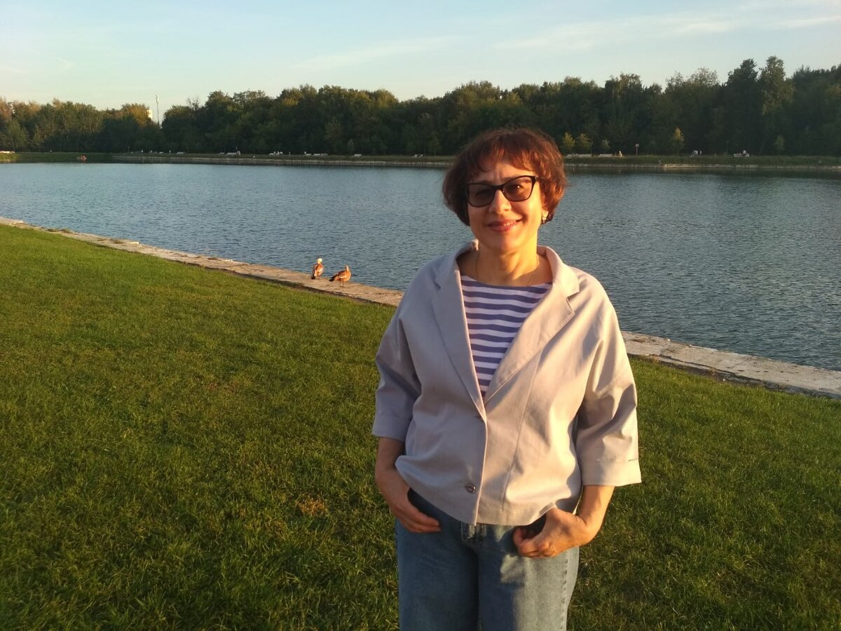 Когда я ещё преподавала немецкий, я подумала, что если я добавлю в свой арсенал репетитора ещё русский язык, то у меня больше шансов получить учеников. И хотя у меня за плечами был филологический факультет, преподаватель русского языка - это была для меня новая реальность.                                 Я отлично знала русский, грамотно писала, редактировала и писала статьи. Но русский я никогда не преподавала.Но стоило мне заявить в объявлениях, что я преподаю русский, как мне позвонила мама девочки, которая только что сдала ЕГЭ и сказала: «Нам нужна экспертиза по русскому языку».Я сначала не совсем поняла, что она имеет в виду. Потом она объяснила, что они хотят подать апелляцию на результаты экзамена. Дочь идет на золотую медаль. Она сказала: «Если мы не сможем выиграть апелляцию, дочь не получит медаль».Сначала у меня волосы зашевелились от страха, я поняла, что я угодила в капкан. Я даже не знала, что такое «экспертиза» по русскому языку.Я не могла спросить ее: «А что такое экспертиза?» Но потом подумала: «Какая разница, что она имеет в виду? Разберемся».Я подумала о том, что у меня врожденное филологическое чутье и любовь с русским языком у меня взаимная. Это помогало мне всегда писать сочинение на отлично, сочинять стихи, помогать исправлять ошибки в документах на предмет грамотности и стиля.                                                                                                                                                           Я поняла, что если не сокрушаться, что у меня нет нужного опыта, а активировать мои способности в русском, то я справлюсь. Я не стала думать, чего у меня нет (опыта в экспертизах и апелляциях), я подумала о том, что у меня есть. Я подумала, что я знаю русский ОТ и ДО, поэтому я смогу решить любую задачу, просто мне нужно разобраться, в чём она состоит, какие условия и какие возможны пути решения.                                                                                                                                                                      Я начала спрашивать: «А что вам даст эта экспертиза? Какую именно апелляцию вы хотите подавать»? Она говорит: «Дочка написала сочинение и у неё много замечаний по творческой части. Это сочинение нужно проанализировать, прокомментировать замечания экзаменаторов и сделать так, чтобы разбить их аргументы.                                                                                                                                   Я говорю: хорошо, всё будет сделано. А у самой внутри всё прыгает, как будто меня за верёвочку дёргают: Смогу ли помочь? Когда я начала читать это сочинение, я нашла еще 10 замечаний, которые не заметили экзаменаторы: бедная лексика, куцые предложения и т.д. А мне нужно было это сочинение расхвалить, попросту говоря и найти положительные моменты, которые позволили бы улучшить оценку.                                                                                                                                                 И что вы думаете? Я выдала такие бронебойные доказательства, что оценка должна быть лучше, что сама удивилась. Потом мама девочки перезвонила мне и сказала: «Я не знаю, как вы это сделали. Апелляцию приняли, пересмотрели оценку, повысили балл и дочь получит золотую медаль. Я оставила вам отзыв. Спасибо вам огромное».                                                                                               Сейчас я говорю своим клиентам: «Невозможное возможно. Чтобы принять правильное решение в свою пользу, нужно выйти из той парадигмы, где ты находишься. Нужно перестать думать о том, чего у тебя нет, чего тебе не хватает, чего ты не можешь. Нужно начать опираться на собственную силу, чтобы решать сложные вопросы.                                                                                                       Я знаю, как это сделать. Я разбираюсь в том, как работает мозг, мышление, психика. Используя эти знания, я научу вас принимать сложные решения в свою пользу и претворять их в жизнь.                                                                Я разработала программу для «уставших менеджеров», которую назвала «УЙТИ нельзя ОСТАТЬСЯ».Ты почувствуешь себя сильным человеком, который справляется со всем, что с ним происходит, а не винтиком бездушной системы. Ты начнешь принимать решения не под давлением системы из состояния безысходности и недостатка чего-то, а из состояния спокойной уверенности в собственных силах, без метаний, сомнений “а вдруг не получится”.                                                           Благодаря специально подобранным практикам я помогу тебе достать твои сильные стороны и компетенции и принять решение самое выгодное для тебя и самое оптимальное, сделать выбор в СВОЮ ПОЛЬЗУ и СВОИХ ИНТЕРЕСАХ.