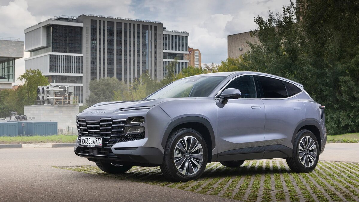 Покупателям Jetour Dashing доступны сочные варианты окраски. В состоящей из семи цветов палитре есть интересные варианты вроде «Ванильного голубого», «Шёлкового красного» или «Изумрудно-зелёного». Но можно выбрать и более сдержанный серый, как тестовый автомобиль на фото