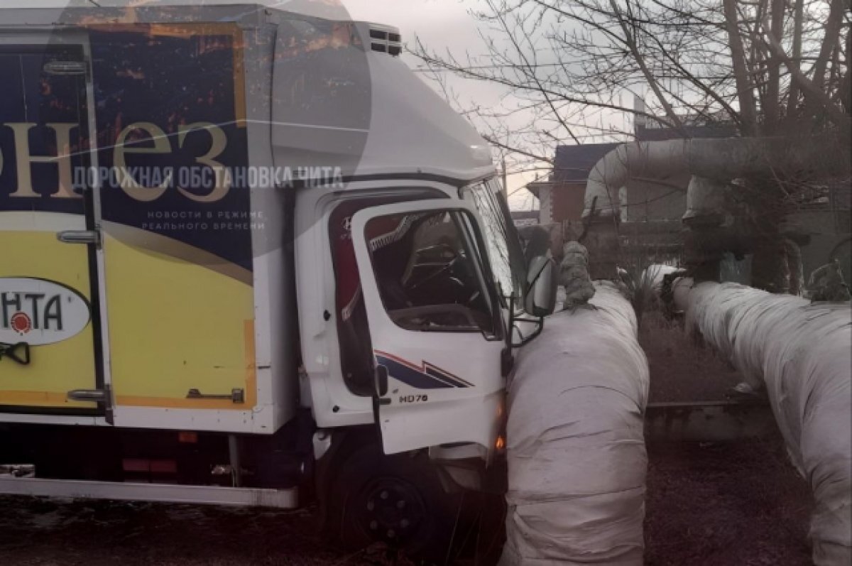    Грузовик врезался в теплотрассу возле «Хамаля» после ДТП в Чите