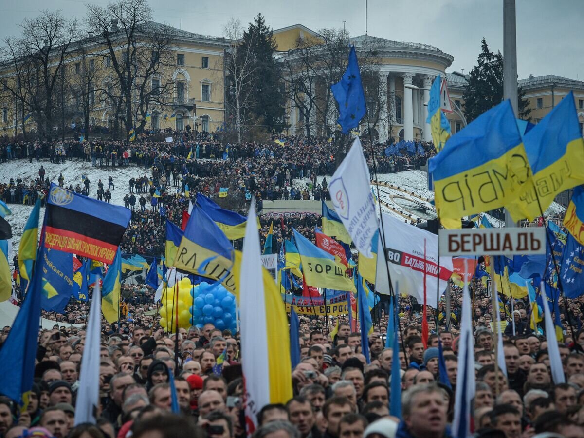    Сторонники евроинтеграции Украины во время митинга на площади Независимости в Киеве© РИА Новости / Алексей Куденко