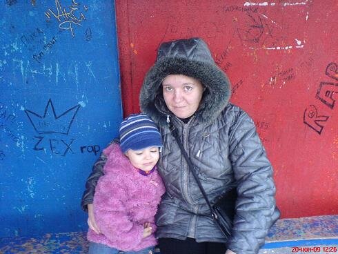 мы в автобусной остановке около Яропольца