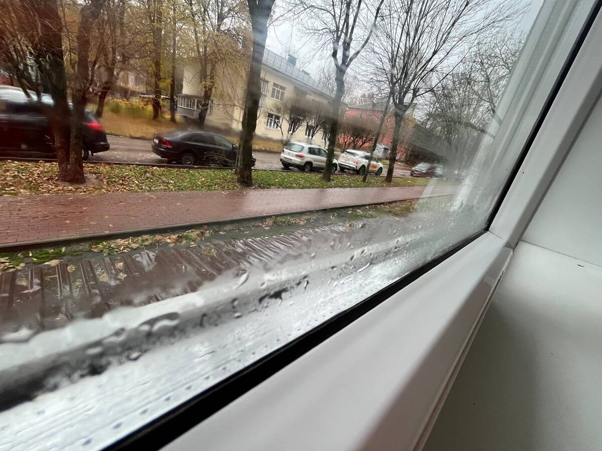 Замерзающие дома климовска. Замерзшее здание. Замерзающий дом в омске картинки. Замерзающие дома климовска. Пятиэтажка покрытая льдом.