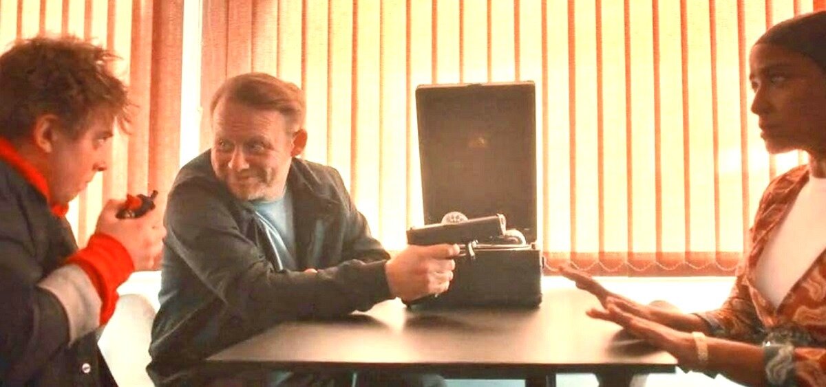 Несмотря на комичный вид этого скриншота, на нём, к слову сказать, решается вопрос жизни и смерти аж половины Лондона, ни больше, ни меньше. 