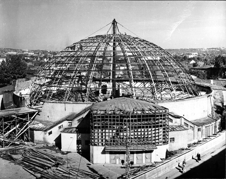 Когда появился цифровой цирк. Цирк Саратов купол. Саратовский цирк 1930-е годы. Саратовский цирк в 30е годы. Саратов цирк купол старый.