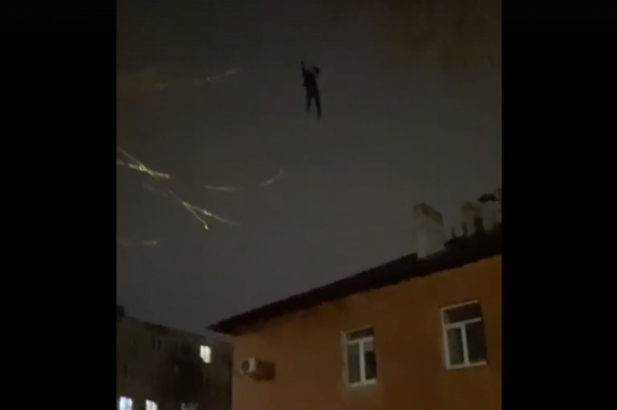    В Орске местный "Человек-паук" прогуливался по проводам