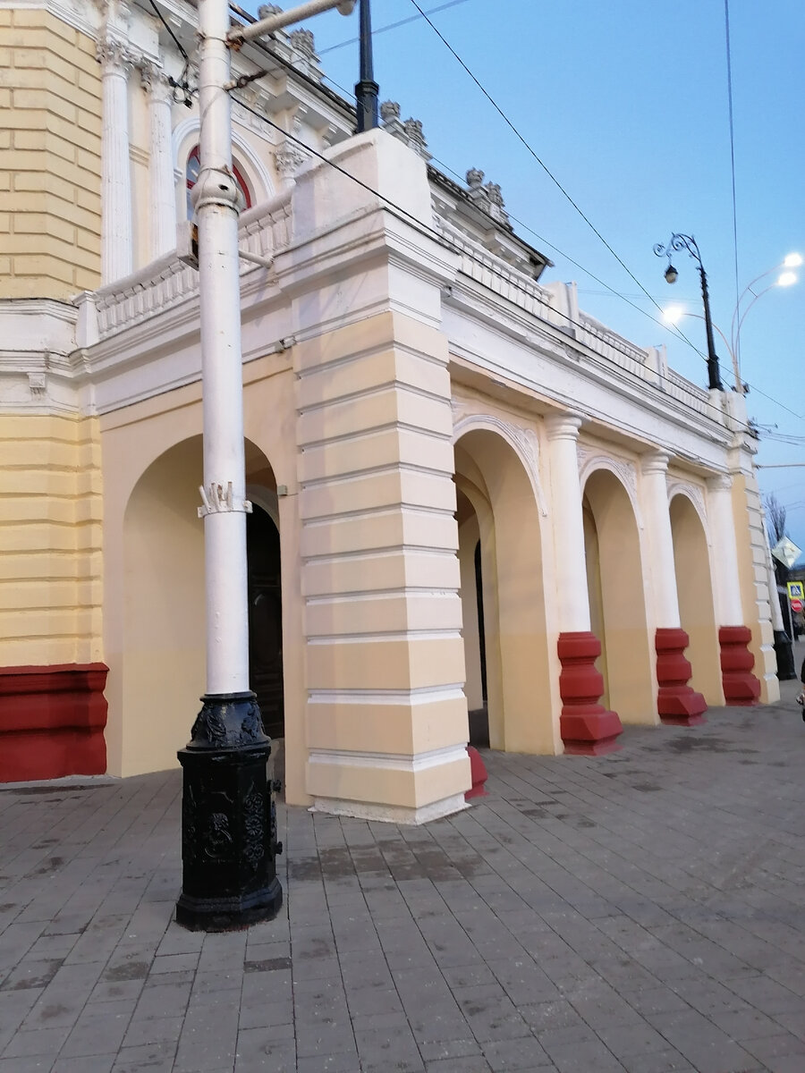 Центральный вход