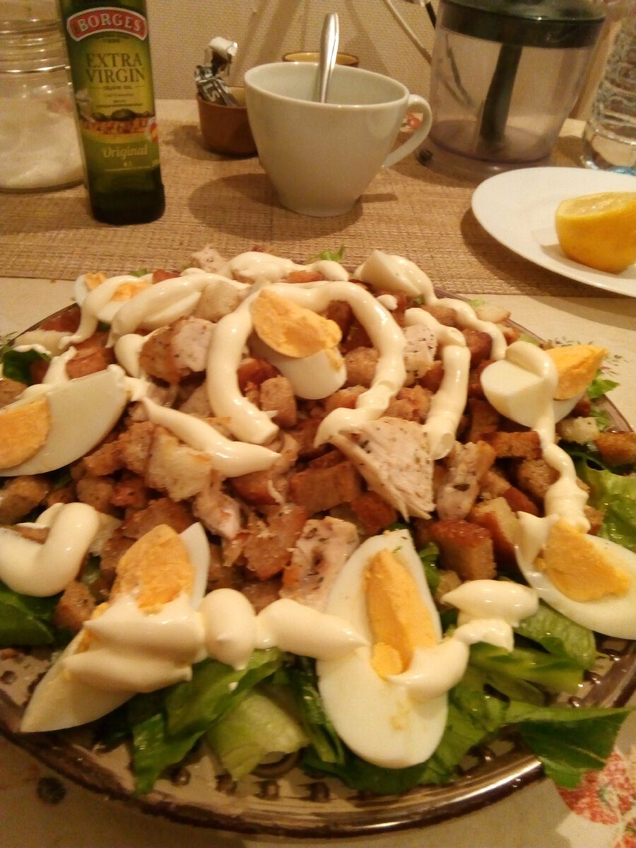 Салат Цезарь, который получался у меня в домашних условиях. Заправкой, как видите, служил обыкновенный майонез. Фото автора. 