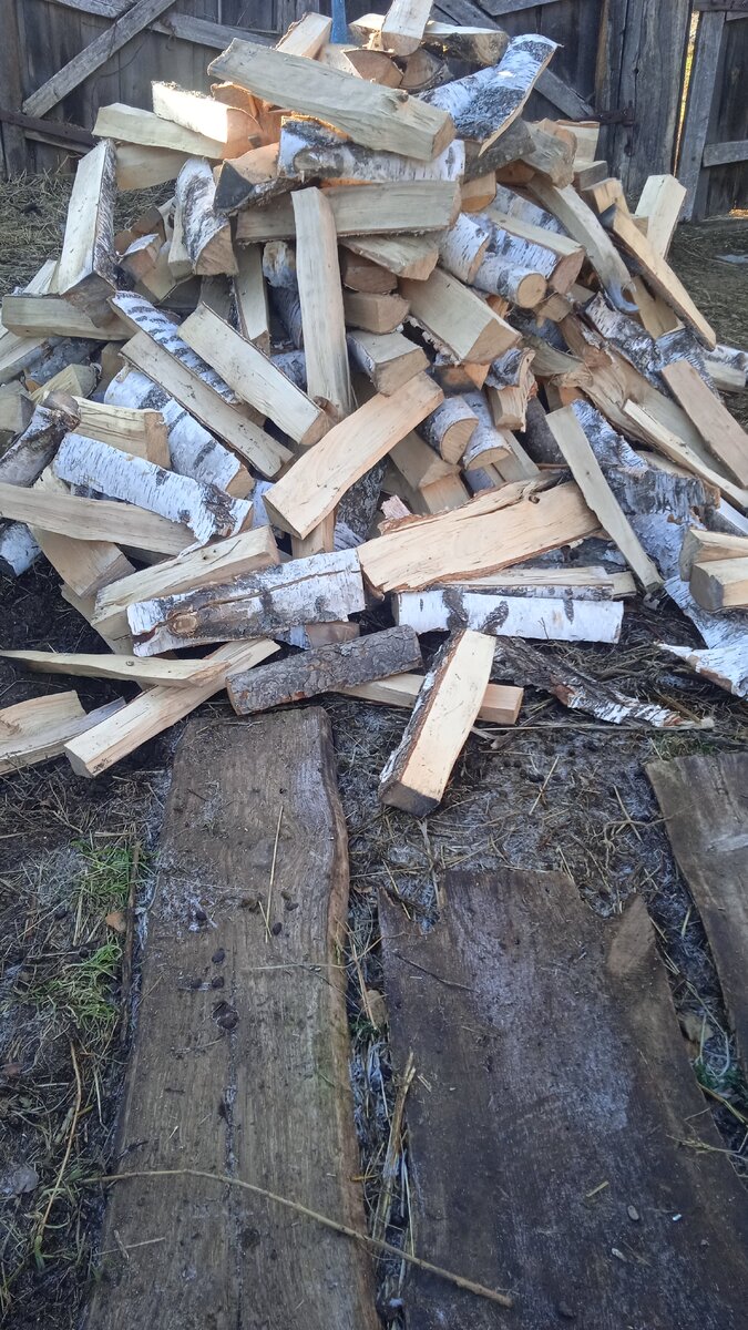 фото автора, кучка берёзовых дров за 2000 тыс.р.