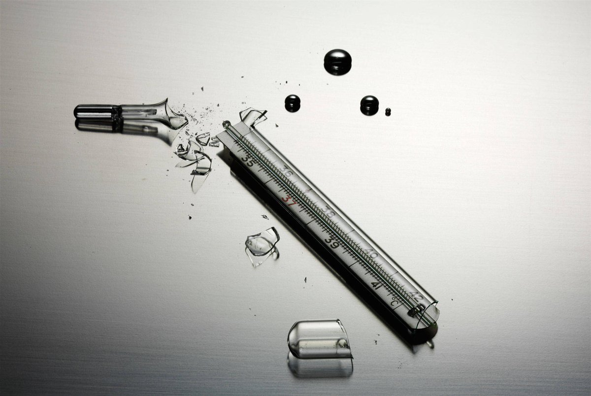 ртуть при разбивании градусника. градусник ртутный деления. что делать когда разбился градусник с ртутью. сломали ртутный градусник. разбили градусник в квартире ртутный что делать.