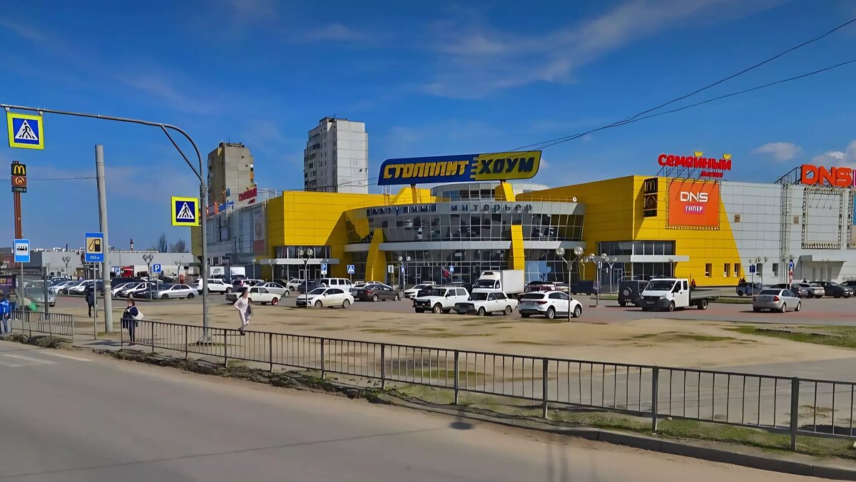     Объявление о продаже крупного торгового центра в Волгограде появилось на «Авито». Собственник не в первый раз пытается выручить за комплекс 1 млрд рублей.