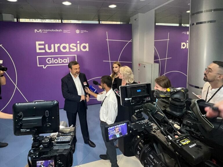    Игорь Сухарев поздравил работников телевидения Оренбуржья с праздником Кристина Просвиркина