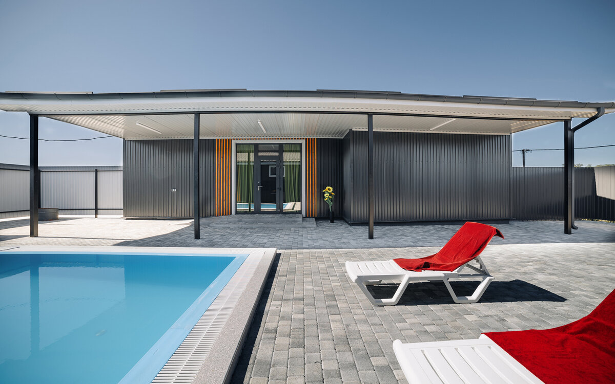 В Гостевых домах у вас будет свой двор, мангал, бассейн с гидромассажным водопадом, стол и скамьи. (Также у нас есть Гостевые дома только с двориком и садовой мебелью)