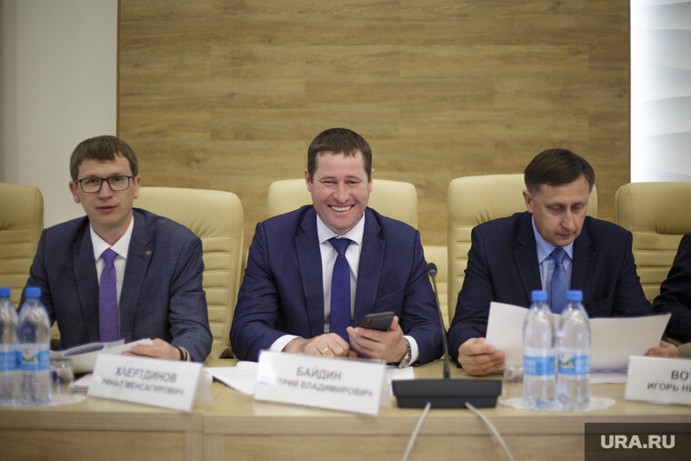    Дмитрий Байдин (в центре) переизбран на пост главы Оханского округа