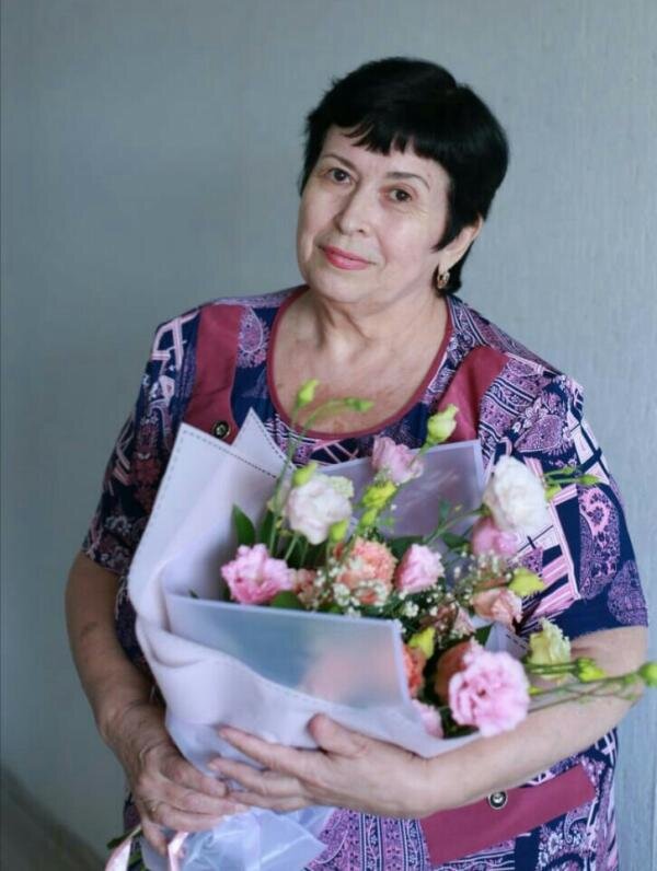 Еще в  школьные годы Зоя Заяц написала сочинение в стихах, где рассказывала о профессии журналиста.