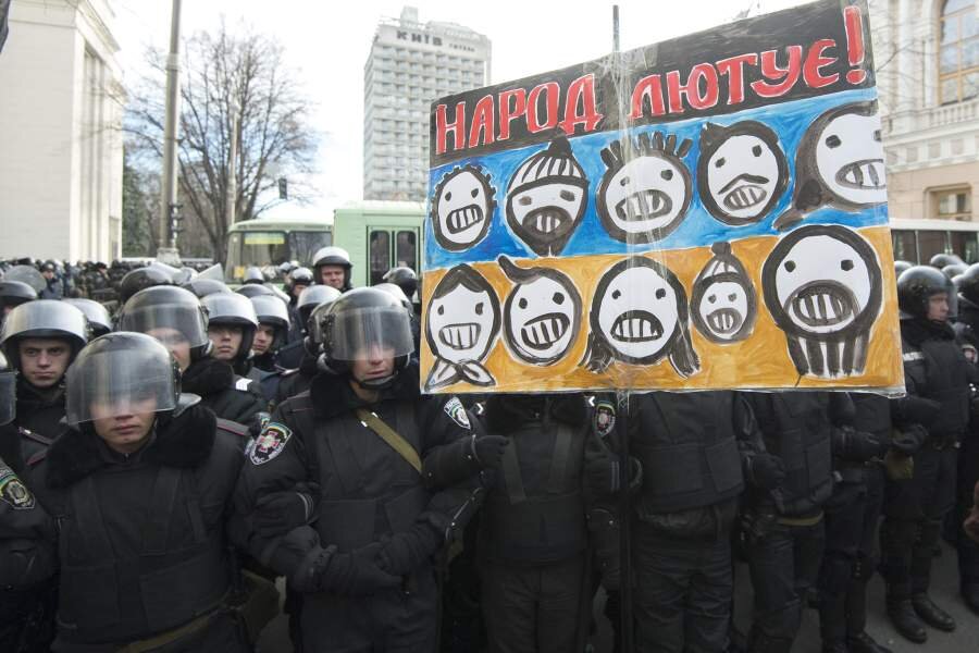 Мирные протесты быстро переросли в организованное агрессивное сопротивление