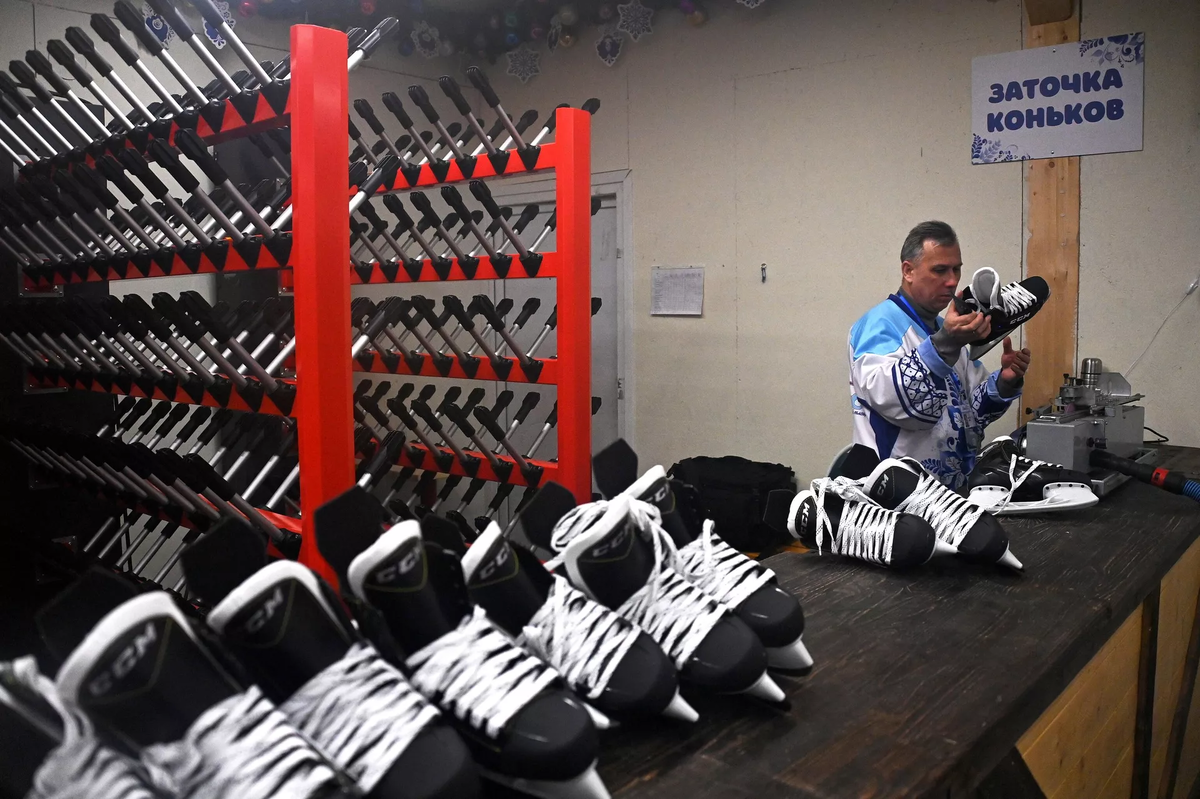 Пункт проката и заточки коньков ГУМ-катка на Красной площади в Москве © Sputnik / Евгений Одиноков