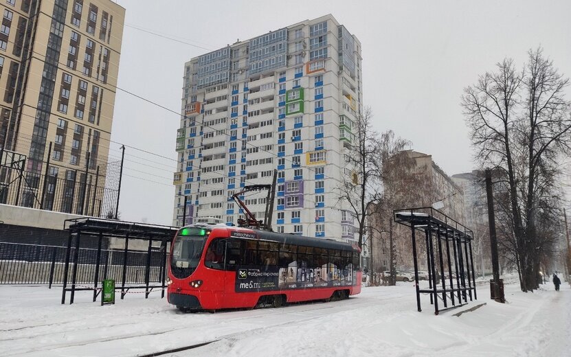  Жители ожидают, что стекла у навесов вскоре появятся. Фото: Полина Андрианова