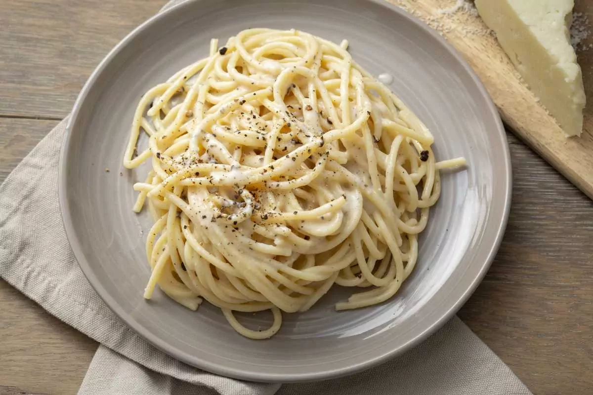 Качо э пепе что это. Паста Cacio Pepe. Спагетти Cacio e Pepe. Римская паста Качо-э-Пепе. Казаречче Качо э Пепе.