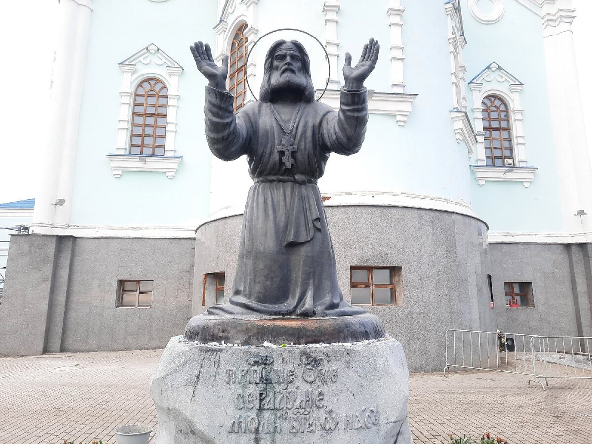 Памятник преподробному Серафиму Саровскому в Коренной пустыни. Фото автора. 