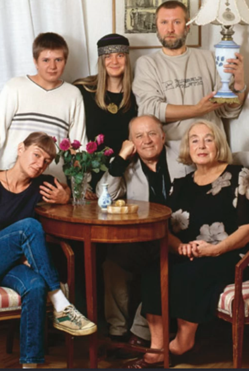 Екатерина с родителями в нижнем ряду. В верхнем — дети Ваня, Катя и Владимир Ершов