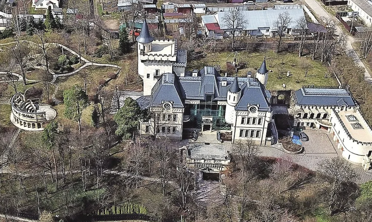 Дворец аллы пугачевой. Фото замка грязь. Фото замка грязь. Фото замка грязь. Дворец аллы пугачевой в деревне грязь.