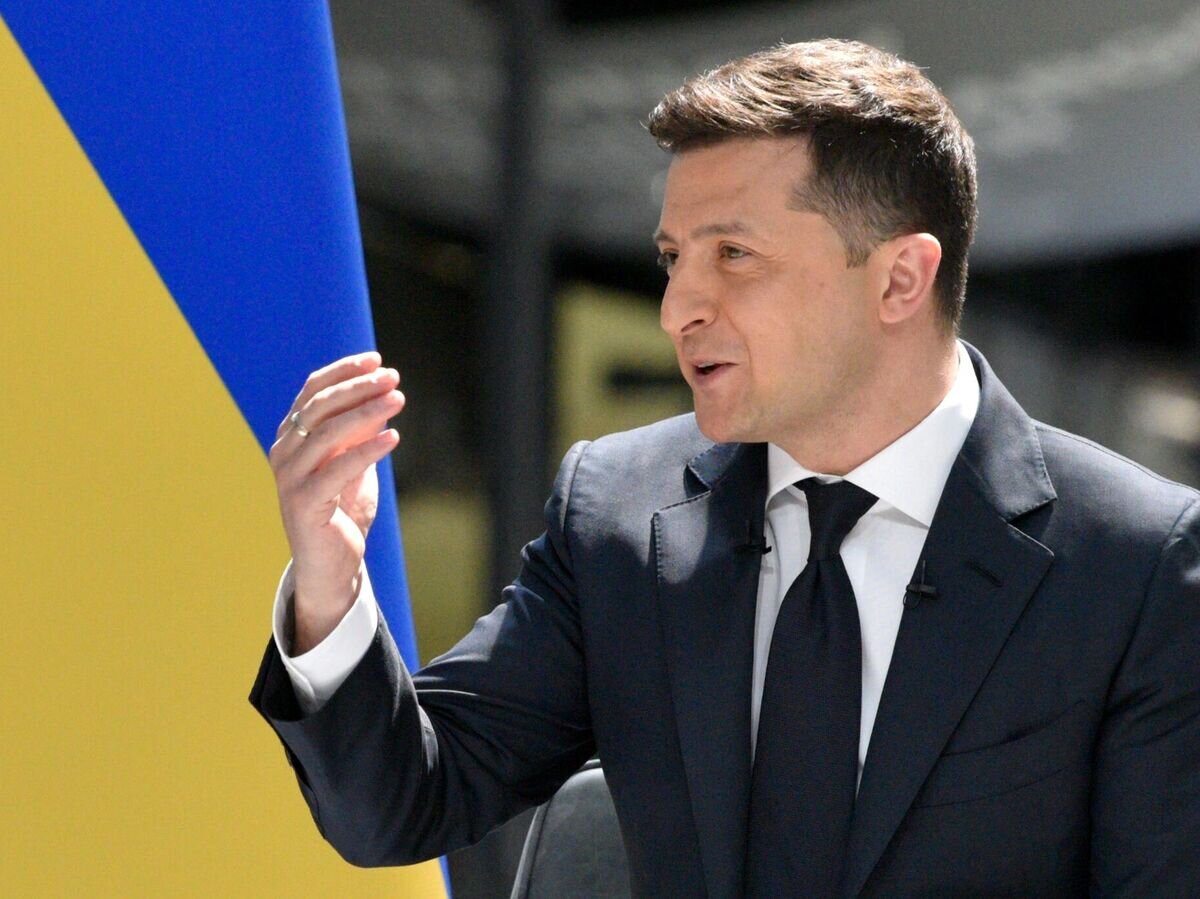    Президент Украины Владимир Зеленский во время пресс-конференции по итогам двух лет пребывания в должности главы государства на территории авиационного завода "Антонов"© РИА Новости / Стрингер