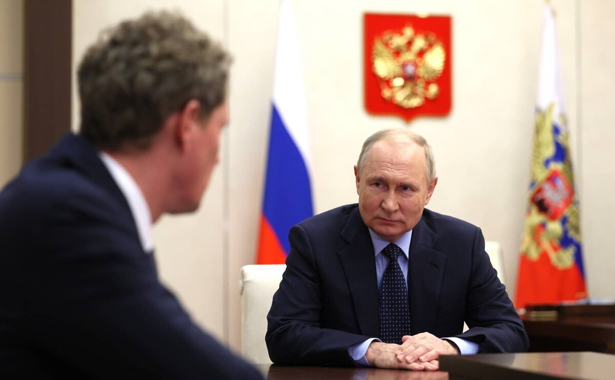 Фото: с сайта Кремля (http://static.kremlin.ru/media/events/photos/big2x/jA4l9PjESIcG1mxJ6yJ05PvIbhWLUx2Y.jpg)