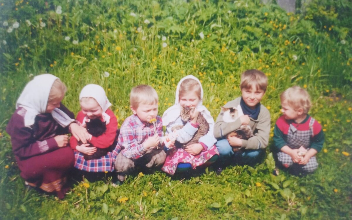 2000 год (слева направо Серафима, Анюта, Зосима,  Маруся,,Савватий и Коля)