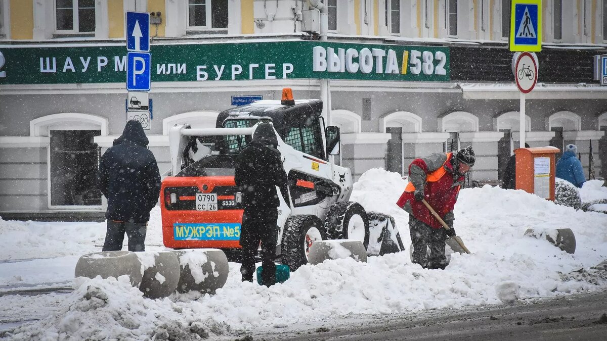     В столице Татарстана на зимнее содержание дорог не хватает водителей, дорожных рабочих и механизаторов. Справиться с кадровым голодом не позволяет уровень зарплат. Об этом в ходе брифинга сообщил заместитель руководителя исполкома Казани по вопросам благоустройства Игорь Куляжев.