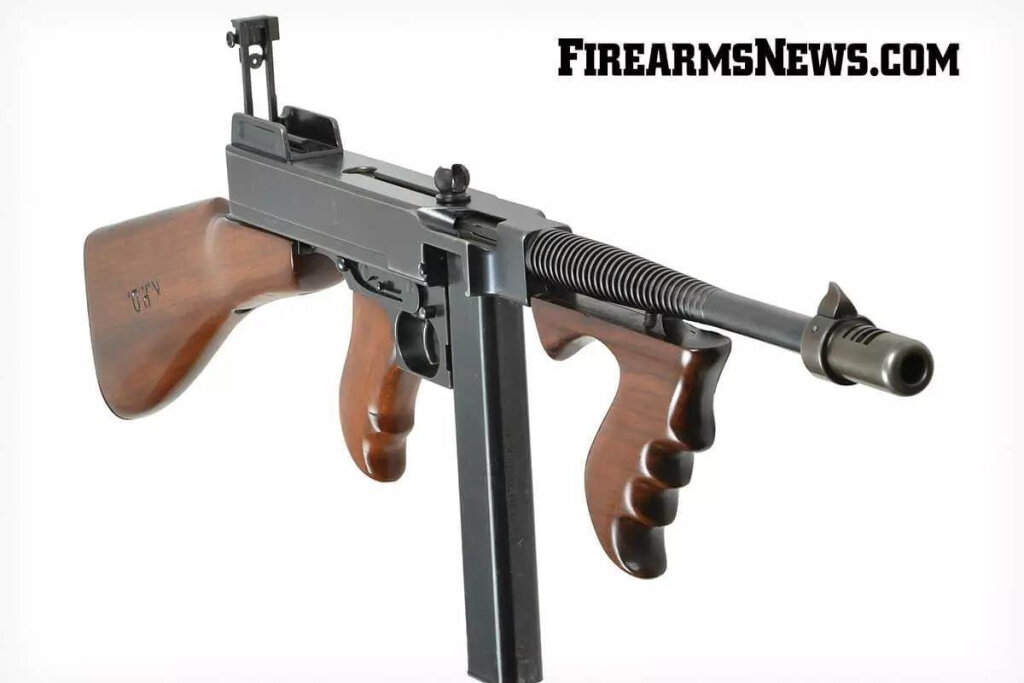 

Англия вступила во Вторую мировую войну без собственного пистолета-пулемета и поэтому закупила американские Thompson, но они стоили чрезвычайно дорого — $200 за штуку