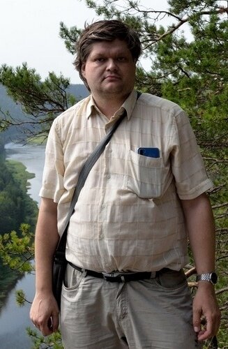 Родился в 1977 году в г. Киров. Всю сознательную жизнь прожил в Перми. Окончил университет по специальности «Прикладная математика и информатика». В настоящее время работает преподавателем и системным администратором в Политехническом университете. В числе любимых авторов книг – Умберто Эко, Алексей Иванов. Среди музыкальных направлений предпочитает академическую музыку и авторскую песню.