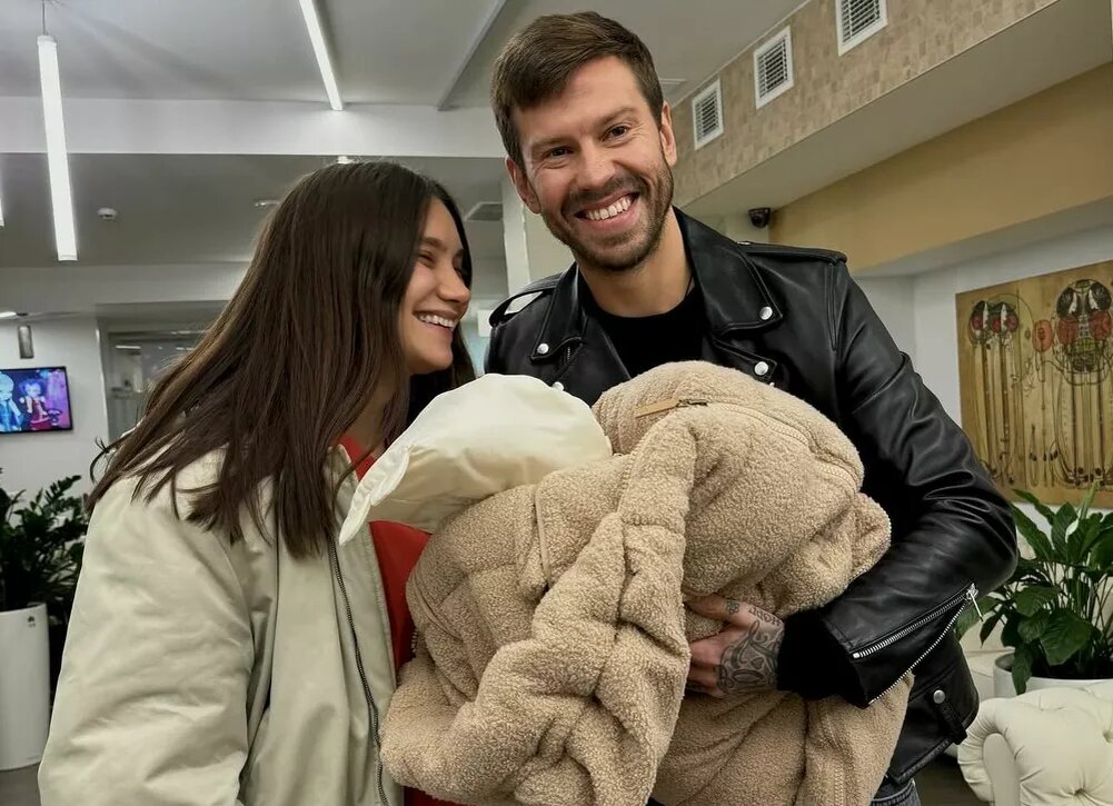    Семья в сборе: Федор Смолов забрал из роддома Карину Истомину с дочкой