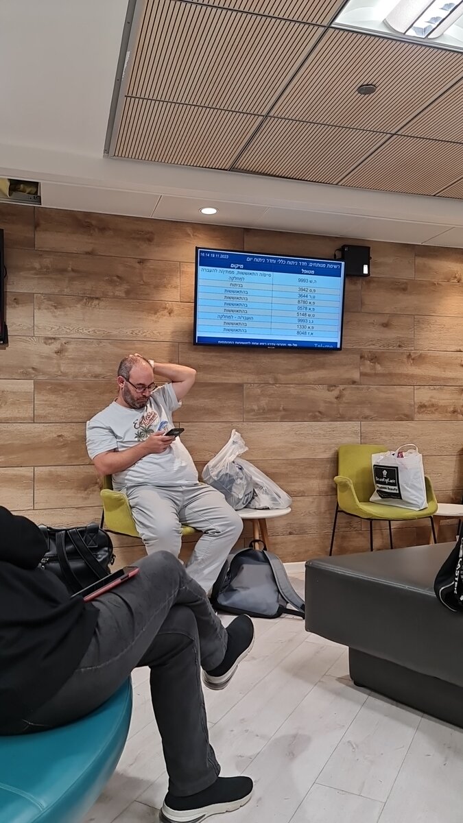 В этой комнате ждут всех, кого оперируют.