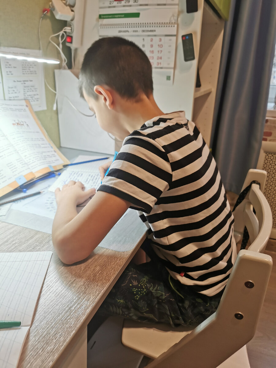 Стол, свет, удобная посадка и отсутствие оьвлекающих факторов - первый шаг к успеху