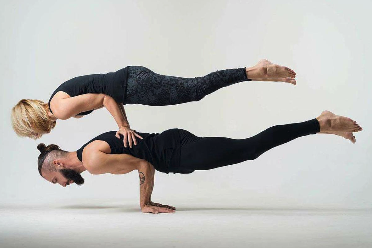Равновесие двух человек. Парная йога баланс. Позы для еги 2 человека. Йога для двоих. Позы йоги для двоих.